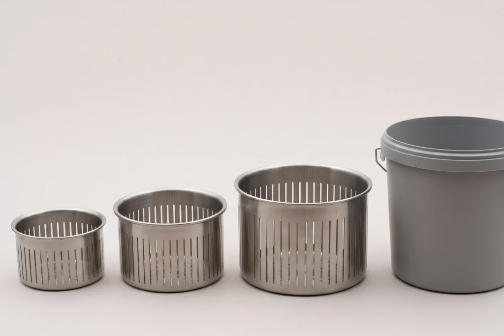 Illustration dreier Presskörbe in einer Reihe von klein nach groß, daneben ein einfacher Zehn-Liter-Eimer als Größenmaßstab